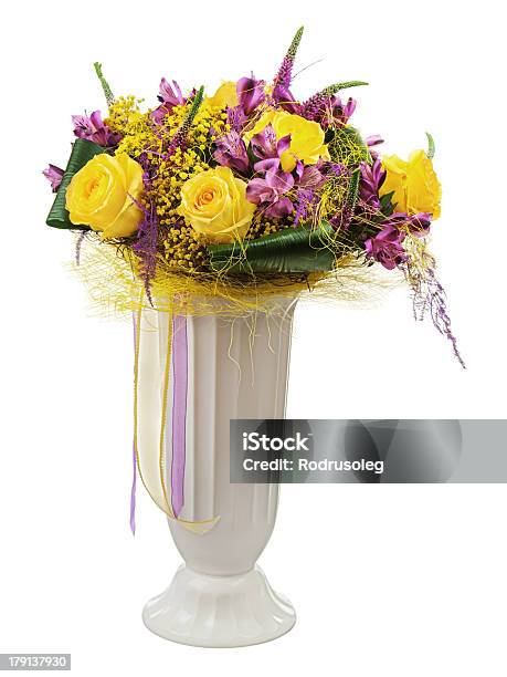 Photo libre de droit de Bouquet De Fleurs Dorchidées Roses Et Jaunes Centerpie Arrangement banque d'images et plus d'images libres de droit de Amour