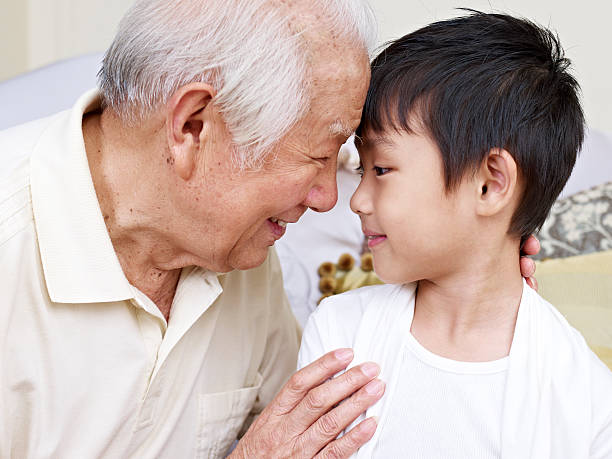 grandpa y nieto - whispering grandparent child grandfather fotografías e imágenes de stock