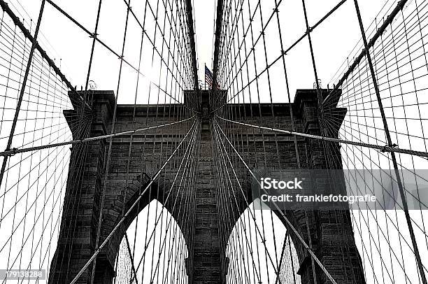 Die Brooklyn Bridge Stockfoto und mehr Bilder von Amerikanische Flagge - Amerikanische Flagge, Architektonisches Detail, Blick nach oben