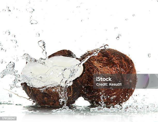 Con Salpicaduras De Agua De Coco Foto de stock y más banco de imágenes de Agua - Agua, Coco - Fruta tropical, Rebanada