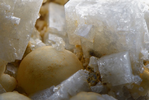 Macrophotography of small crystals on the surface of the rock.
