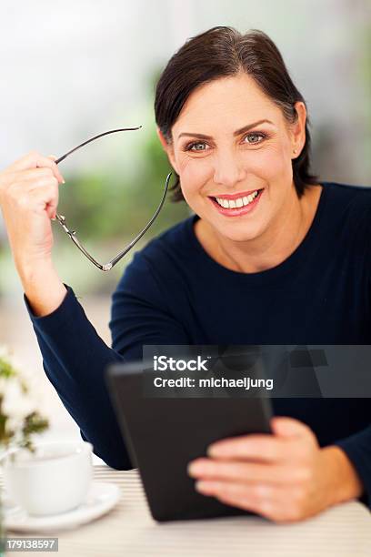 태블릿 컴퓨터를 들고 있는 여자 노인 50-59세에 대한 스톡 사진 및 기타 이미지 - 50-59세, 고름, 귀여운