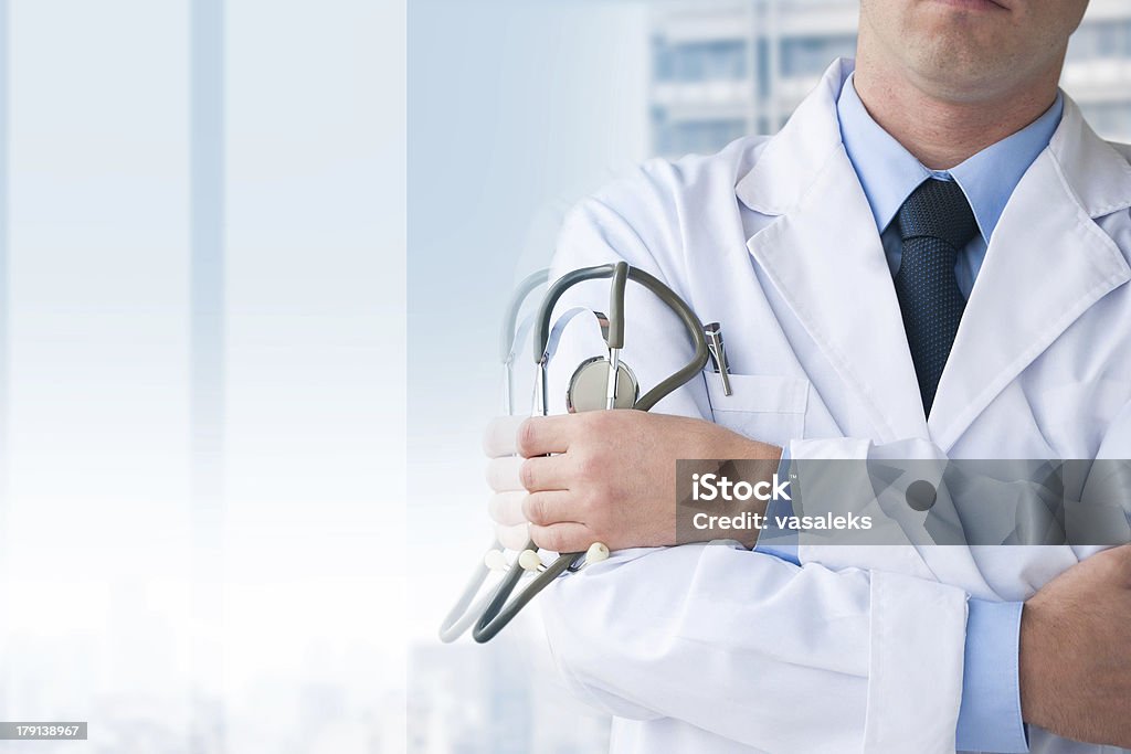 Medico con Stetoscopio - Foto stock royalty-free di Adulto