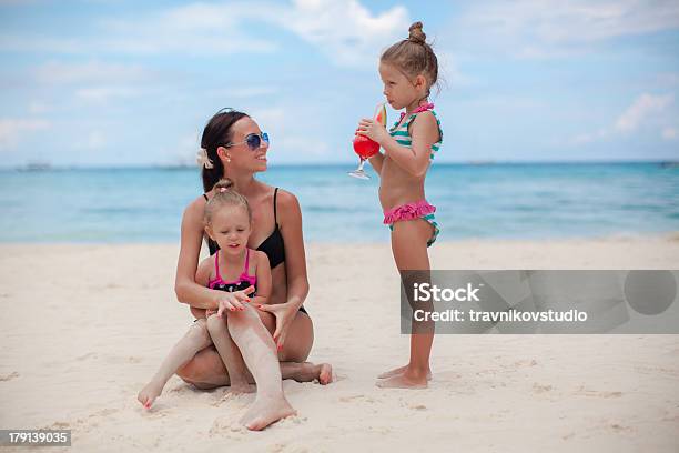 美しい母と彼女のお子様には2 つのエキゾチックビーチ - シングルマザーのストックフォトや画像を多数ご用意 - シングルマザー, ジュース, バケーション