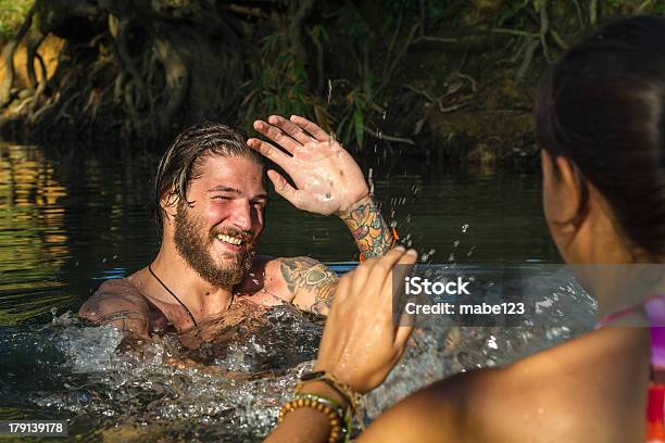 Foto de Jovem Casal Na Água e mais fotos de stock de Aventura - Aventura, Calor, Calção de banho