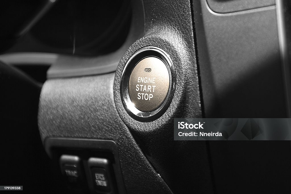 Start engine (엔진 시동) 버튼 - 로열티 프리 거리 스톡 사진