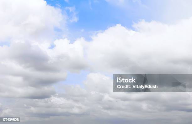 Bellissimo Cielo Con Nuvole Bianche - Fotografie stock e altre immagini di Ambientazione esterna - Ambientazione esterna, Atmosfera, Bellezza