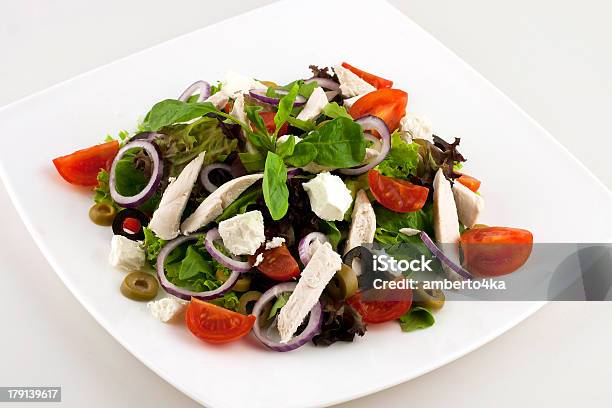 Salada Fresca Com Legumes E Frango - Fotografias de stock e mais imagens de Almoço - Almoço, Azeite, Azeitona