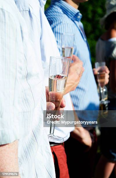 Hombre Bebiendo Champán Foto de stock y más banco de imágenes de Acontecimiento - Acontecimiento, Adulto, Agarrar
