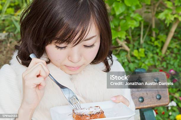 프렌치 토스트 먹는 아시아계 여자 20-24세에 대한 스톡 사진 및 기타 이미지 - 20-24세, 20-29세, 가루 설탕
