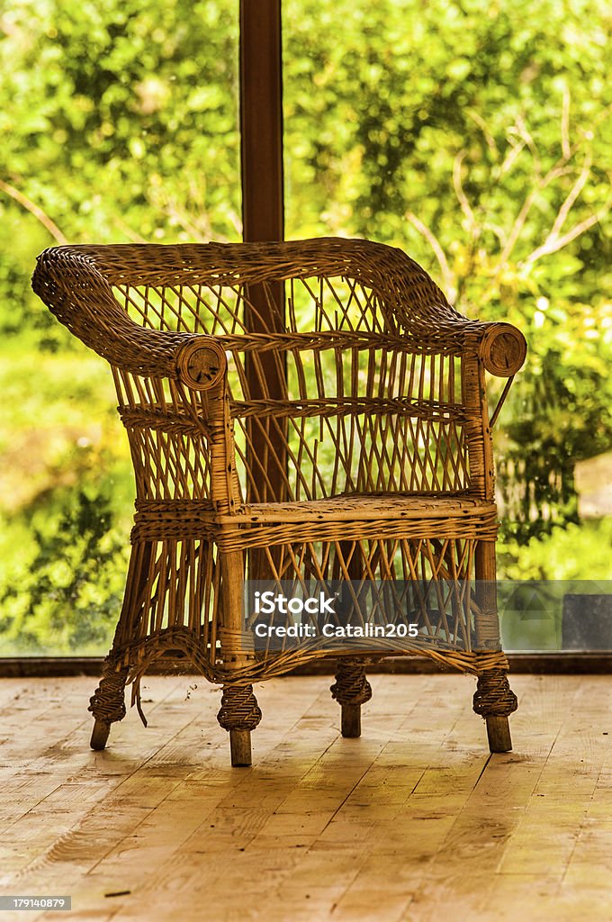 Rattan sedia nei pressi di una grande finestra - Foto stock royalty-free di Accogliente