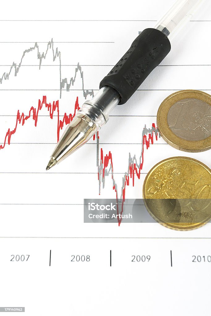 Bolsa de valores de Gráficos com caneta e moedas em euros - Royalty-free Analisar Foto de stock