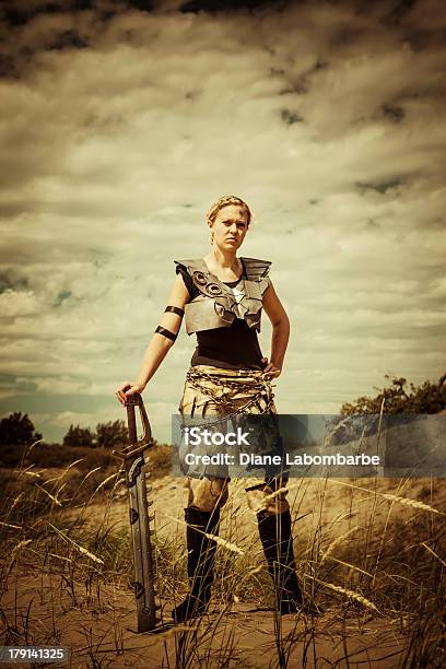 Futuristische Weibliche Gladiator Stockfoto und mehr Bilder von Anhöhe - Anhöhe, Blondes Haar, Dramatischer Himmel