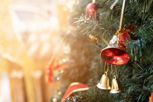 Decorate the tree with a bell to celebrate the Christmas night party.