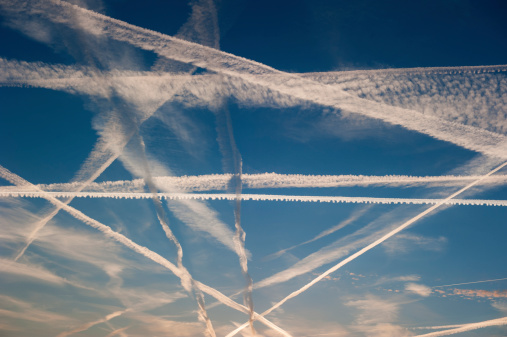 Avión senderos de condesed aire en el cielo photo
