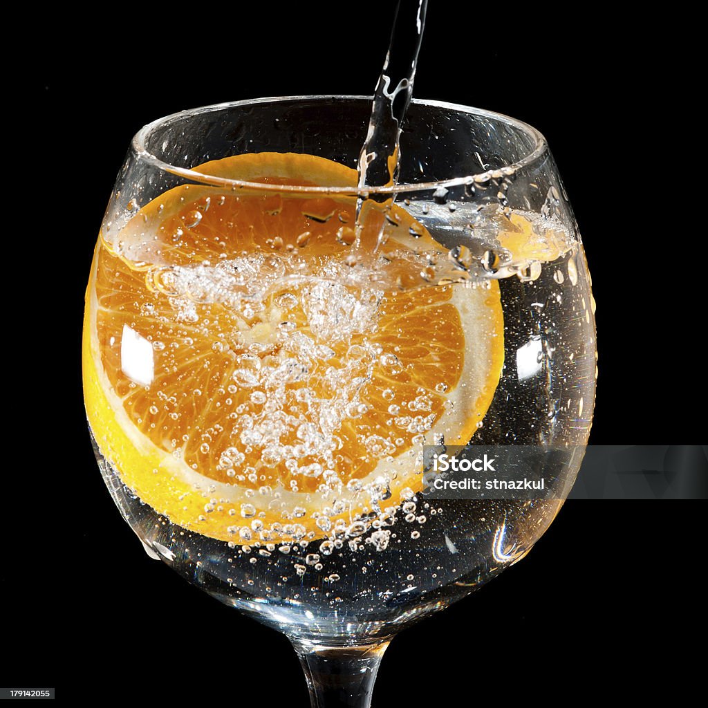 Vertendo água em vidro em laranja - Foto de stock de Abstrato royalty-free