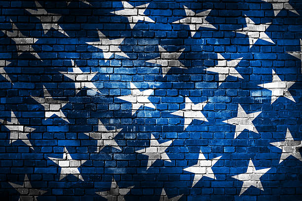 blaue wand - old american flag patriotism obsolete stock-fotos und bilder