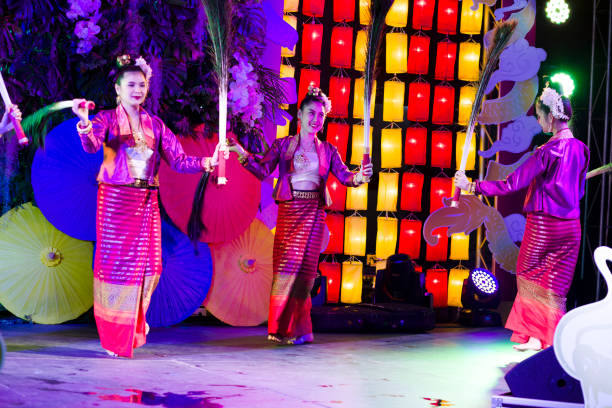 apresentação clássica de dança tailandesa com penas de pavão. - true thailand classic - fotografias e filmes do acervo