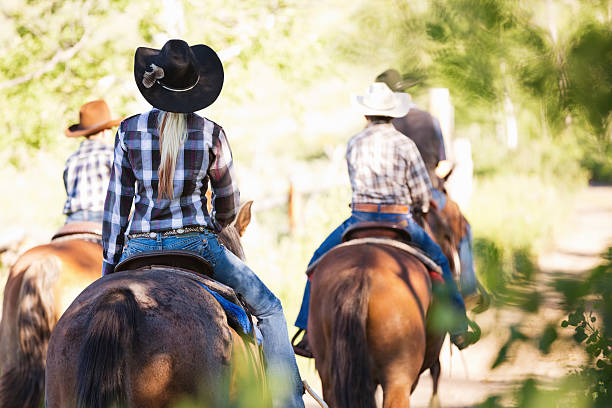 grupo de ranchers riding caballos juntos al aire libre en el restaurante ranch - non urban scene rural scene tree horse fotografías e imágenes de stock