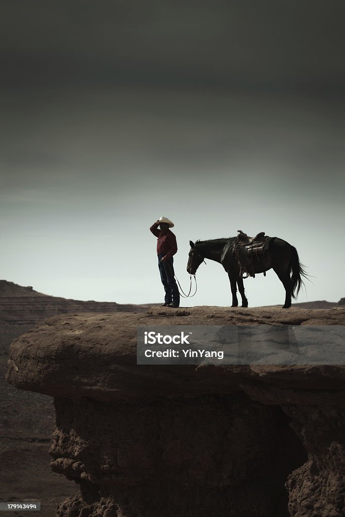 Cowboy et cheval dans le paysage Vertical du Sud-Ouest américain - Photo de Cow-boy libre de droits
