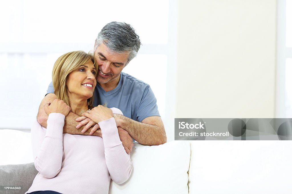 Lindo casal apaixonado juntos - Foto de stock de 40-44 anos royalty-free