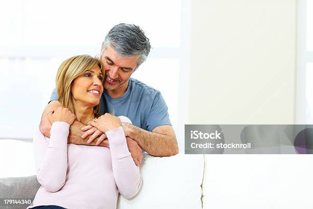 Foto de Lindo Casal Apaixonado Juntos e mais fotos de stock de 40-44 anos - 40-44 anos, Aconchegante, Adulto