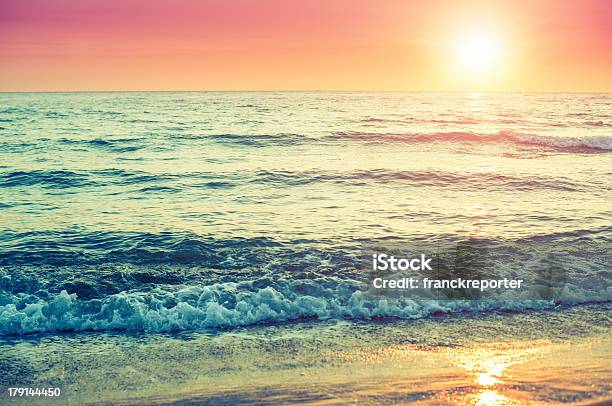 Tramonto Al Horizont Sul Mare - Fotografie stock e altre immagini di Acqua - Acqua, Ambientazione esterna, Bellezza naturale