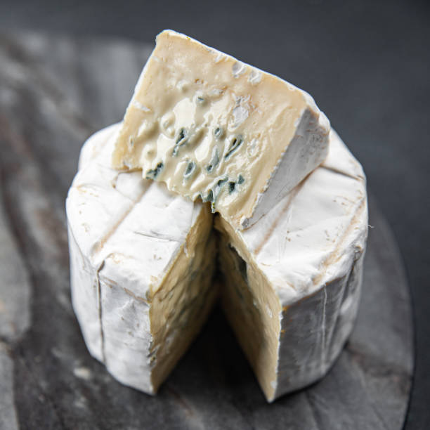 kuvapankkikuvat ja rojaltivapaat kuvat aiheesta sinihomejuusto voimakas maku kermainen pehmeä homejuusto syöminen ruoanlaitto alkuruoka ruoka välipala pöydällä kopioi tilaa ruokaa - homejuusto