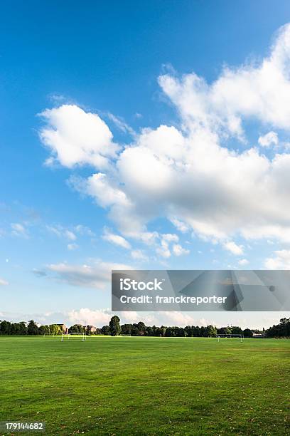 Photo libre de droit de Parc De Lété Dans Le Derbyshire banque d'images et plus d'images libres de droit de Arbre - Arbre, But - Matériel de sport, Ciel