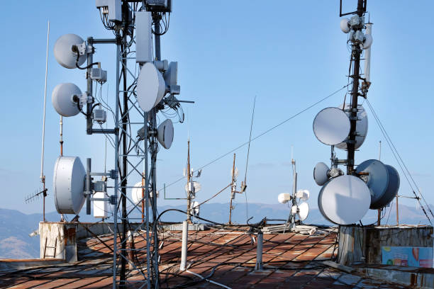 antena telekomunikacyjna z wieloma antenami satelitarnymi - częstotliwość zdjęcia i obrazy z banku zdjęć