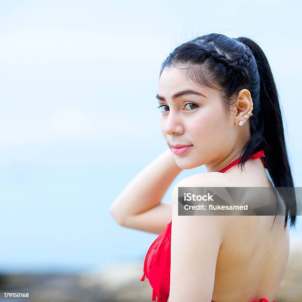 Hermosa Mujer En Bikini Rojo En La Playa Foto de stock y más banco de imágenes de A la moda - A la moda, Abdomen, Abdomen humano