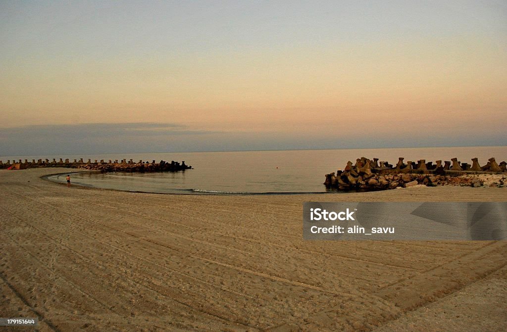 Jogging sulla spiaggia al tramonto - Foto stock royalty-free di 20-24 anni