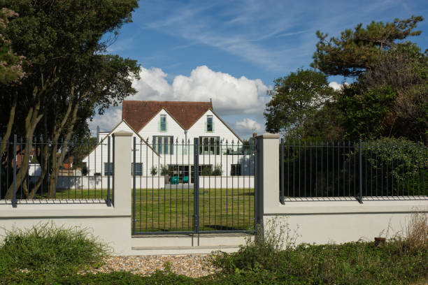 casa moderna frente al mar, littlehampton, inglaterra - england new coastline house fotografías e imágenes de stock