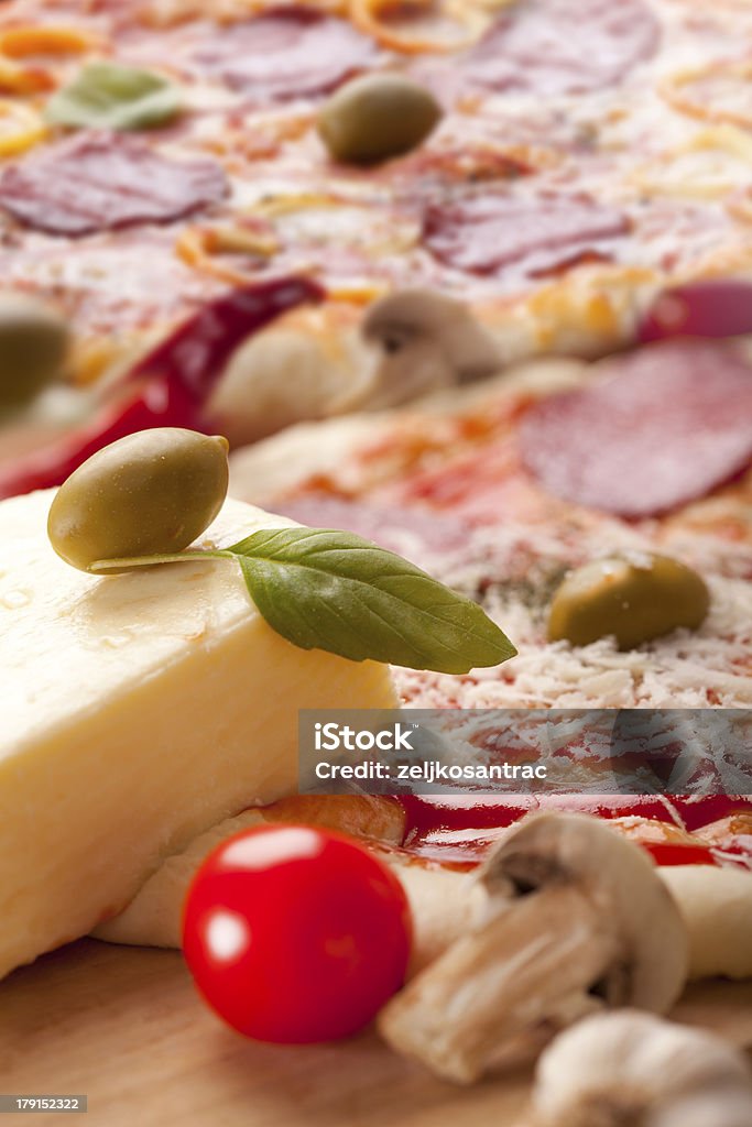 Basilikum auf einer Pizza - Lizenzfrei Backen Stock-Foto