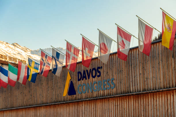 centro de congresos de davos, donde se celebra el prestigioso foro económico mundial anual en suiza - natural landmark winter season mountain peak fotografías e imágenes de stock