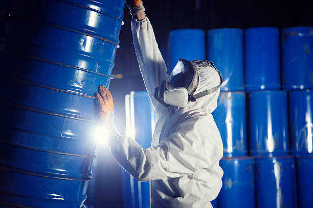 trabalhador virar o cilindro - toxic waste toxic substance drum barrel imagens e fotografias de stock