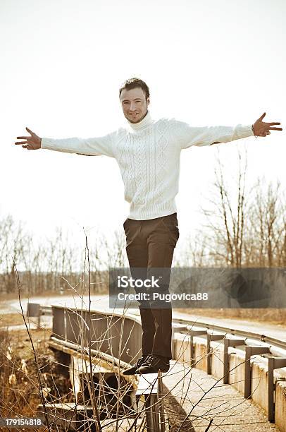 Photo libre de droit de Bel Homme Dans Un Pull Blanc banque d'images et plus d'images libres de droit de A la mode - A la mode, Adulte, Beauté