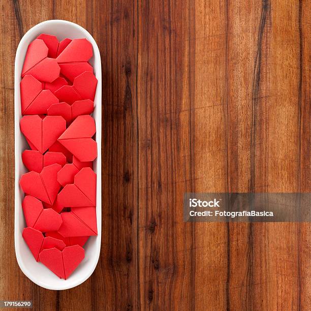 Coração Vermelho De Papel - Fotografias de stock e mais imagens de Amor - Amor, Arte e Artesanato - Arte visual, Artesanato de Papel