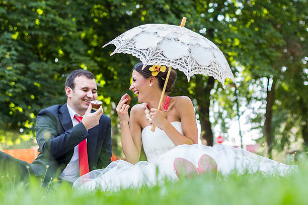 novia y el novio - bride women standing beauty in nature fotografías e imágenes de stock