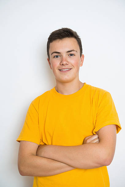 smiling teenage boy - alleen één tienerjongen stockfoto's en -beelden