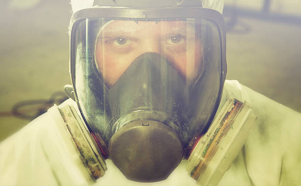 ritratto di uomo in mediante respiratore - radiation protection suit toxic waste protective suit cleaning foto e immagini stock