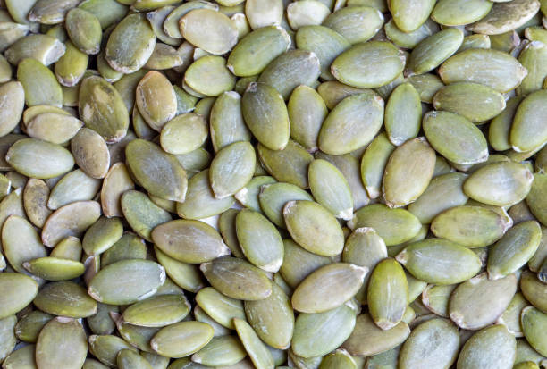 las semillas de calabaza tienen un valor nutricional muy alto - high nutritional value fotografías e imágenes de stock