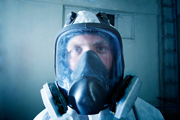 indumento protettivo per il lavoro manuale. - radiation protection suit toxic waste protective suit cleaning foto e immagini stock