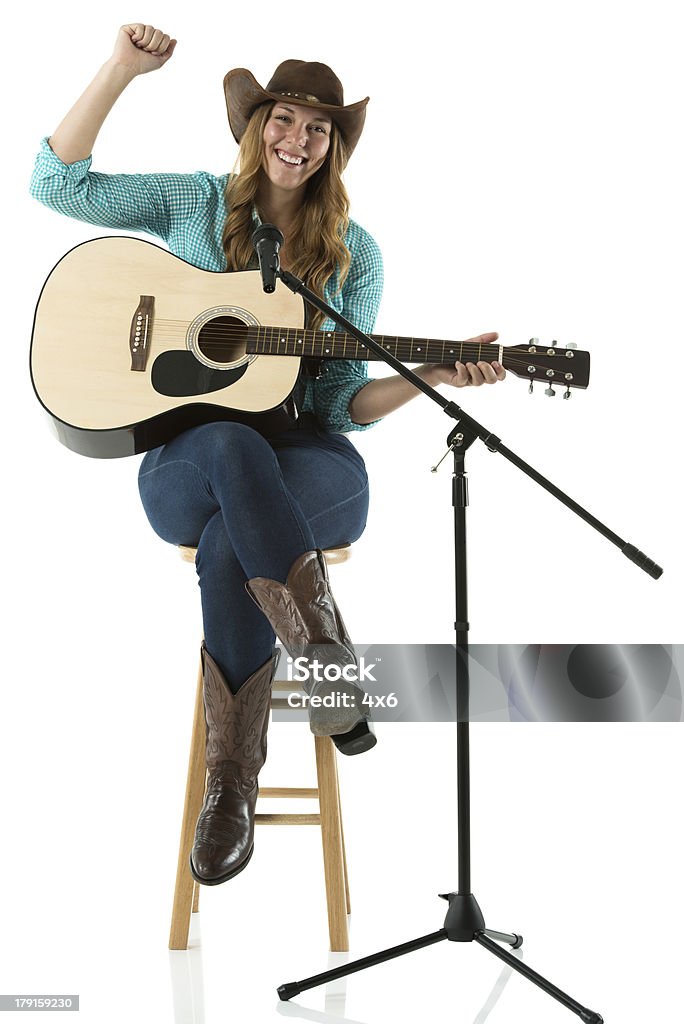 Feliz jovem vaqueira sentado com uma guitarra - Foto de stock de 20 Anos royalty-free