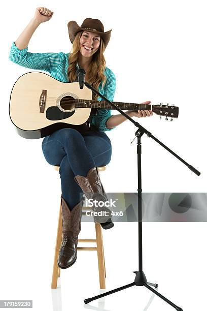 Foto de Feliz Jovem Vaqueira Sentado Com Uma Guitarra e mais fotos de stock de 20 Anos - 20 Anos, Adulto, Arte e Artesanato - Assunto