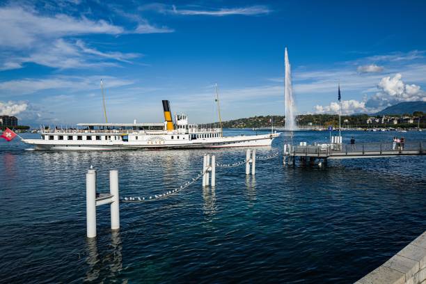 un gran barco en el agua junto a un muelle y un muelle - harborage fotografías e imágenes de stock