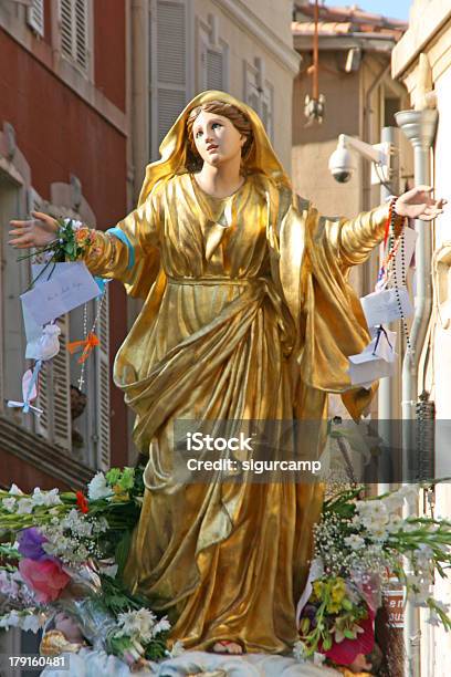 Foto de Estátua Da Virgem Maria Assunção Procissão Em Marseille França e mais fotos de stock de Assunção da Virgem Maria
