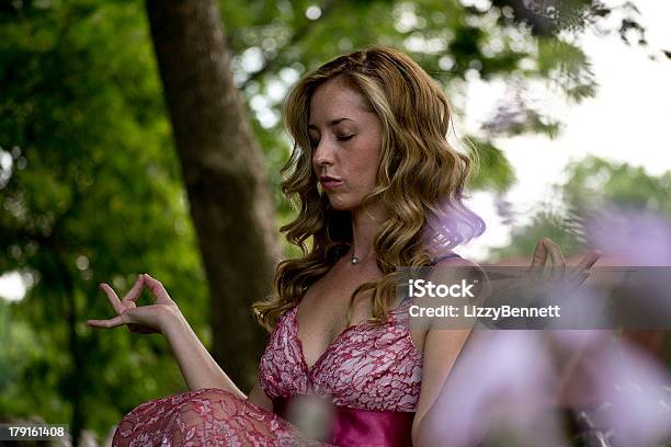 Atractiva Mujer Meditando Foto de stock y más banco de imágenes de Adulto - Adulto, Aire libre, Alegría