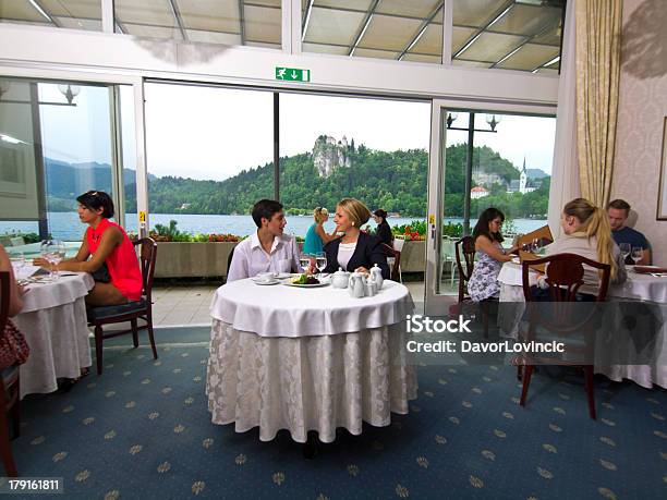 No Restaurante - Fotografias de stock e mais imagens de Admirar a Vista - Admirar a Vista, Adulto, Almoço