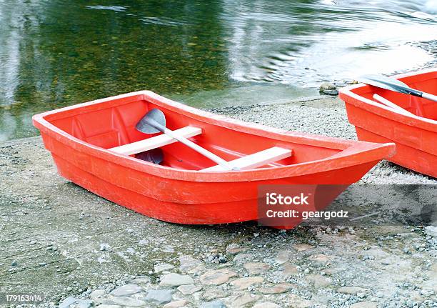 Rojo Barco De Remos Foto de stock y más banco de imágenes de Agua - Agua, Aire libre, Barco de remos